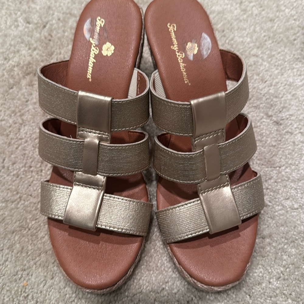 Tommy Bahama espadrille wedge sandals gold size 7.